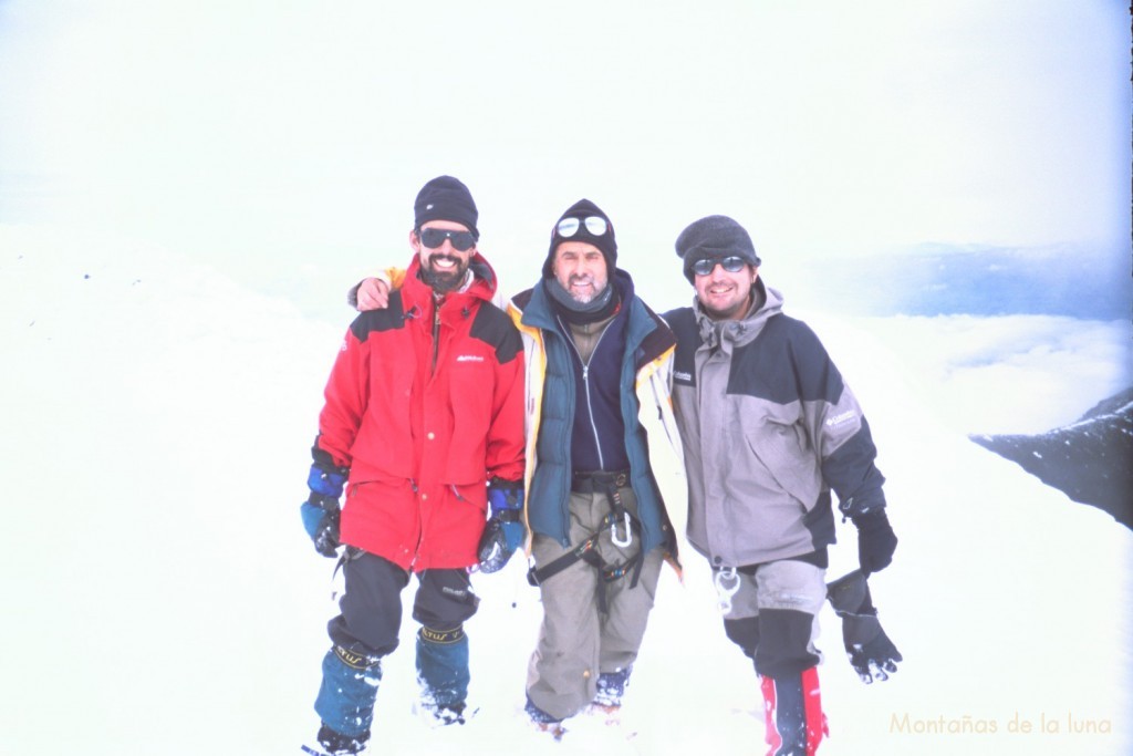 De izquierda a derecha: Jesús, Rodrigo y Joaquín en la cima sur del Cotopaxi, 5.880 mts.